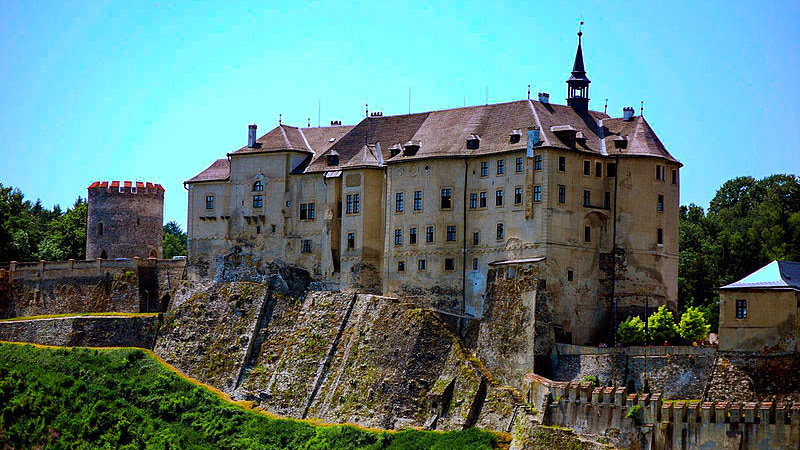 Top-30-pohádkových-hradů-a-zámků-v-České-republice-cesky-sternberk